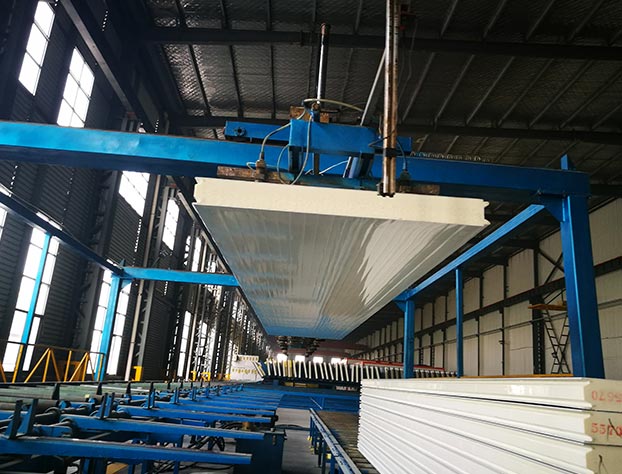 Handling sandwich panels for cold room