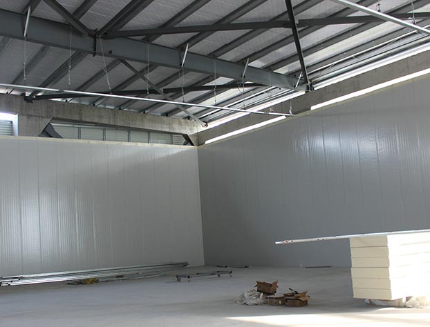 Cold storage site for sandwich panels